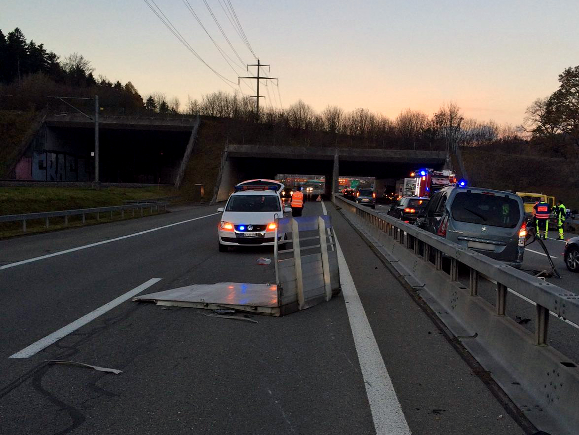 Die Ladebrücke des Lieferwagens wurde auf die Gegenfahrbahn geschleudert (Bild: Kapo Bern, anonymisiert)